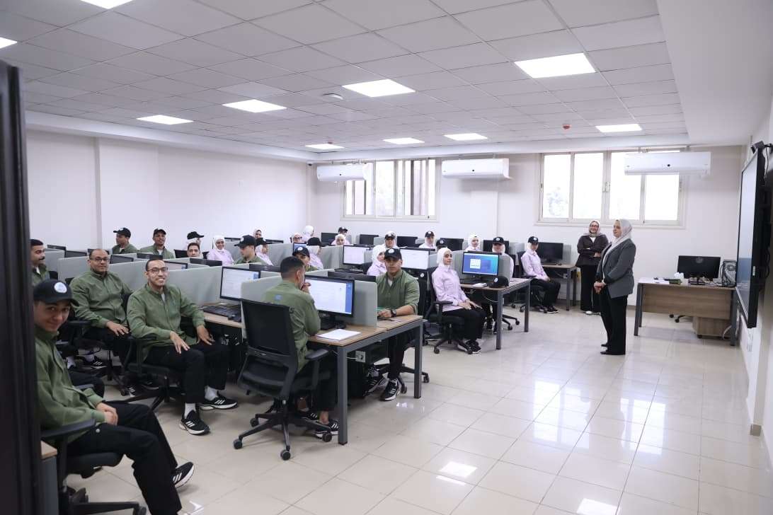 «الرواد الرقميون».. وزير الاتصالات ومدير الأكاديمية العسكرية يستعرضان تطور البرامج التدريبية